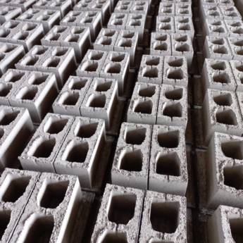 Comprar o produto de Bloco de Concreto - Fundamento Sólido para Construções em Pardinho em Artefatos de Cimento em Pardinho, SP por Solutudo