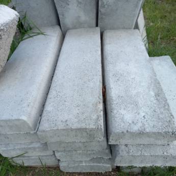 Comprar o produto de Guias (Meio Fio) - Definindo Contornos com Qualidade em Pardinho em Artefatos de Cimento em Pardinho, SP por Solutudo