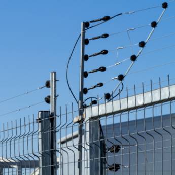 Comprar o produto de Cercas Elétricas - Segurança Perimetral Avançada - São Bernardo do Campo em Segurança e Monitoramento pela empresa SEFFATEC - Segurança Eletrônica e Monitoramento em São Bernardo do Campo, SP por Solutudo