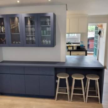 Comprar o produto de Armário Aéreo e Armário Estilo Bancada - Soluções Inteligentes de Armazenamento - Juquehy, SP em Móveis Planejados - Marcenarias em São Sebastião, SP por Solutudo Comprar o produto de Armário Aéreo e Armário Estilo Bancada - Soluções Inteligentes de Armazenamento - Juquehy, SP em Móveis Planejados - Marcenarias em São Sebastião, SP por Solutudo