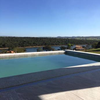 Comprar o produto de Casa em Níveis com Piscina de Borda Infinita no Setor Iate - Sofisticação e Vista Deslumbrante em Construtoras em Riviera de Santa Cristina XIII, SP por Solutudo