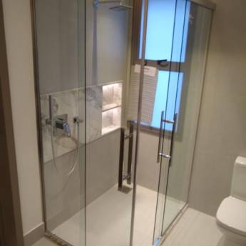 Comprar o produto de Box de Vidro e Acrílico - Elegância e Versatilidade em Curitiba em Vidraçarias em Curitiba, PR por Solutudo