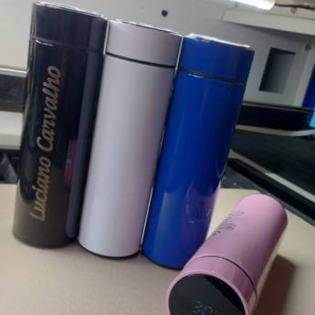 Comprar o produto de Garrafa térmica de 500ml , para líquido gelado e quente , com sensor de temperatura. Gravação a laser grátis! em Brindes em Aracaju, SE por Solutudo