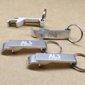 Comprar o produto de Chaveiro abridor de garrafa e lata personalizado com a marca da ALS Engenharia. em Brindes em Aracaju, SE por Solutudo