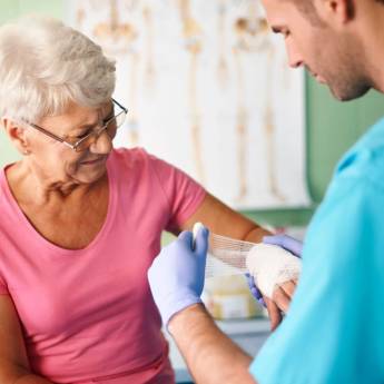Comprar o produto de Curativo a Domicílio em Araçatuba em Enfermeiros e Cuidadores em Araçatuba, SP por Solutudo