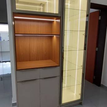 Comprar o produto de Cristaleira Sob Medida - Elegância e Organização Personalizada em Joinville, SC em Móveis Planejados - Marcenarias em Joinville, SC por Solutudo