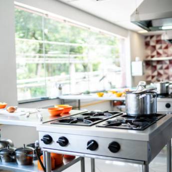 Comprar o produto de  Ilhas para Cozinha Industrial em Escolas - Refeições Saudáveis com Eficiência em Betim/MG! em Refrigeração - Assistência Técnica em Betim, MG por Solutudo