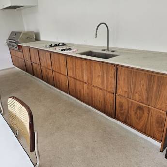 Comprar o produto de Gabinete em Lâmina de Nogueira Americana - Elegância e Funcionalidade Excepcional - Guarulhos em Móveis Planejados - Marcenarias em Guarulhos, SP por Solutudo Comprar o produto de Gabinete em Lâmina de Nogueira Americana - Elegância e Funcionalidade Excepcional - Guarulhos em Móveis Planejados - Marcenarias em Guarulhos, SP por Solutudo