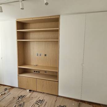 Comprar o produto de Armário Roupeiro com Espaço para TV - Estilo e Funcionalidade Integrados - Guarulhos em Móveis Planejados - Marcenarias em Guarulhos, SP por Solutudo Comprar o produto de Armário Roupeiro com Espaço para TV - Estilo e Funcionalidade Integrados - Guarulhos em Móveis Planejados - Marcenarias em Guarulhos, SP por Solutudo