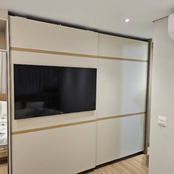Comprar o produto de Armário de Quarto com TV na Porta - Conforto e Tecnologia Integrados - Guarulhos em Móveis Planejados - Marcenarias em Guarulhos, SP por Solutudo Comprar o produto de Armário de Quarto com TV na Porta - Conforto e Tecnologia Integrados - Guarulhos em Móveis Planejados - Marcenarias em Guarulhos, SP por Solutudo