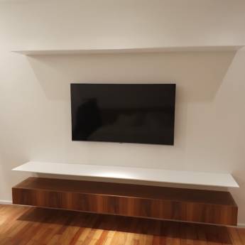 Comprar o produto de Móvel Rack em Nogueira - Design Minimalista e Funcionalidade Oculta - Guarulhos em Móveis Planejados - Marcenarias em Guarulhos, SP por Solutudo