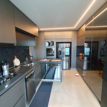 Comprar o produto de Cozinha em MDF Grafite - Estilo Moderno e Sofisticação - Guarulhos em Móveis Planejados - Marcenarias em Guarulhos, SP por Solutudo Comprar o produto de Cozinha em MDF Grafite - Estilo Moderno e Sofisticação - Guarulhos em Móveis Planejados - Marcenarias em Guarulhos, SP por Solutudo