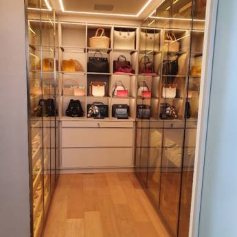 Comprar o produto de Closet com Portas Reflecta - Elegância e Praticidade - Guarulhos em Móveis Planejados - Marcenarias em Guarulhos, SP por Solutudo Comprar o produto de Closet com Portas Reflecta - Elegância e Praticidade - Guarulhos em Móveis Planejados - Marcenarias em Guarulhos, SP por Solutudo