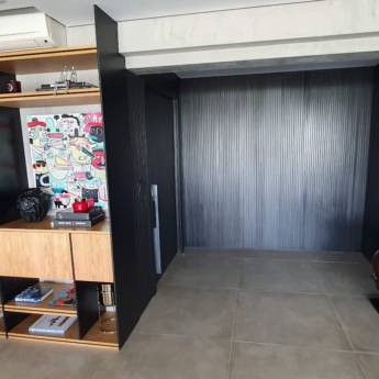 Comprar o produto de Estante com Laterais Metálicas e Galeria de Entrada - Estilo e Organização na sua Recepção - Guarulhos em Móveis Planejados - Marcenarias em Guarulhos, SP por Solutudo Comprar o produto de Estante com Laterais Metálicas e Galeria de Entrada - Estilo e Organização na sua Recepção - Guarulhos em Móveis Planejados - Marcenarias em Guarulhos, SP por Solutudo