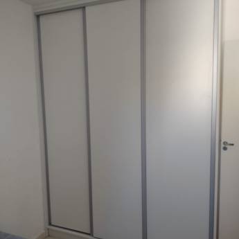 Comprar o produto de Roupeiro em L - Versatilidade e Organização em Sorocaba em Móveis Planejados - Marcenarias em Sorocaba, SP por Solutudo