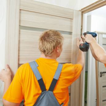 Comprar o produto de Instalação de porta em Carpintaria - Estruturas e Produtos de Madeira em Botucatu, SP por Solutudo