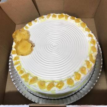 Comprar o produto de Bolo de Creme com Abacaxi - Frescor e Sabor Exótico em São Paulo em Bolos e Doces pela empresa Tia Madrinha Bolos e Chocolates em São Paulo, SP por Solutudo