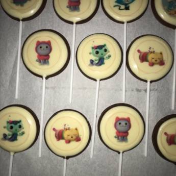 Comprar o produto de Pirulitos de Chocolate com Tema de Festa - Diversão e Sabor em São Paulo em Bolos e Doces pela empresa Tia Madrinha Bolos e Chocolates em São Paulo, SP por Solutudo