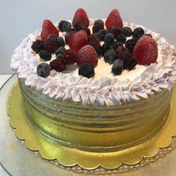 Comprar o produto de Bolo de Creme com Frutas Vermelhas – Elegância e Sabor em São Paulo SP em Bolos e Doces pela empresa Tia Madrinha Bolos e Chocolates em São Paulo, SP por Solutudo