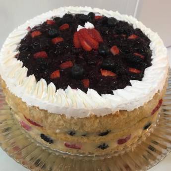 Comprar o produto de Naked Cake de Frutas Vermelhas – Elegância Artesanal em São Paulo SP em Bolos e Doces pela empresa Tia Madrinha Bolos e Chocolates em São Paulo, SP por Solutudo