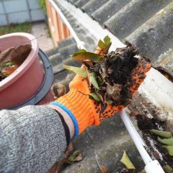 Comprar o produto de Limpeza de Calhas para Máxima Eficiência e Segurança - Riviera de Santa Cristina XIII, SP em Calhas - Inox em Riviera de Santa Cristina XIII, SP por Solutudo