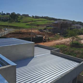 Comprar o produto de Telhado Galvanizado - Durabilidade e Resistência no Ninho Verde II Eco Residence em Construtoras em Ninho Verde II Eco Residence, SP por Solutudo