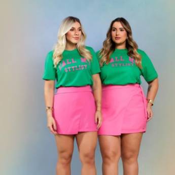 Comprar o produto de TSHIRT CALL MY STYLIST VERDE  em Roupas Femininas em Americana, SP por Solutudo