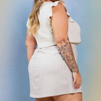 Comprar o produto de BLUSA COM BABADO BEGE E SAIA SHORTS LISTRADO CRU  em Roupas Femininas em Americana, SP por Solutudo