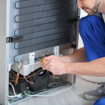 Comprar o produto de Conserto de Geladeira - Serviço Completo e Confiável em São Bernardo do Campo em Assistência Técnica para Eletrônicos - Eletrodomésticos em São Bernardo do Campo, SP por Solutudo