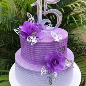 Comprar o produto de Bolo de Aniversário de 15 anos em Bolos em Botucatu, SP por Solutudo Comprar o produto de Bolo de Aniversário de 15 anos em Bolos em Botucatu, SP por Solutudo