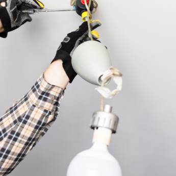 Comprar o produto de Material para Iluminação de Alta Eficiência - Qualidade e Economia - Riviera de Santa Cristina XIII em Materiais Elétricos em Riviera de Santa Cristina XIII, SP por Solutudo