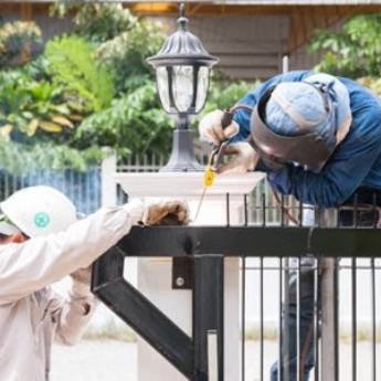 Comprar o produto de Reparos - Concerto de portões em Instalações - Reparos em Botucatu, SP por Solutudo