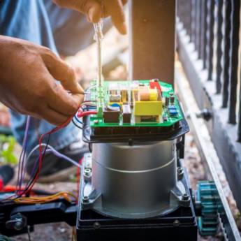 Comprar o produto de Motor de portão em Instalações - Reparos em Botucatu, SP por Solutudo