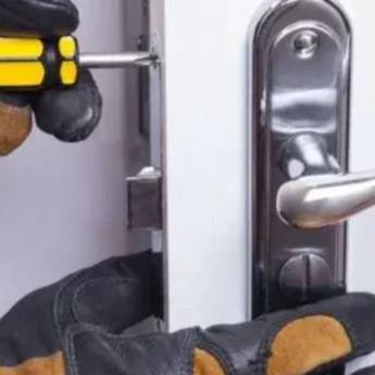 Comprar o produto de Conserto de fechadura  em Instalações - Reparos em Botucatu, SP por Solutudo