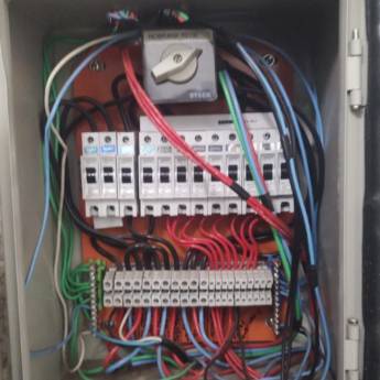 Comprar o produto de Eletricista em Catalão - Instalação e Reparos Residenciais com Segurança e Eficiência em Eletricistas em Catalão, GO por Solutudo