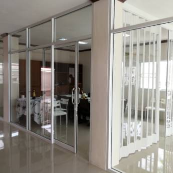 Comprar o produto de Vidros e Esquadrias de Alumínio - Durabilidade e Estilo em Tatuí em Vidraçarias em Tatuí, SP por Solutudo