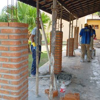 Comprar o produto de Troca de Vigamento de Madeira para Coluna de Tijolo à Vista em Construção em Guarulhos, SP por Solutudo