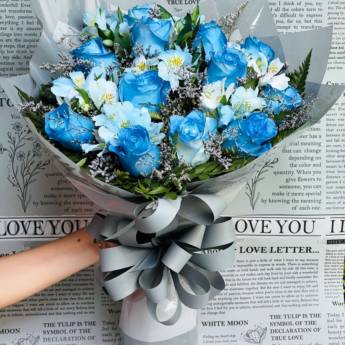 Comprar o produto de Rosas Azuis - Elegância e Mistério em Cada Flor - Ourinhos/SP em Cestas Personalizadas em Ourinhos, SP por Solutudo