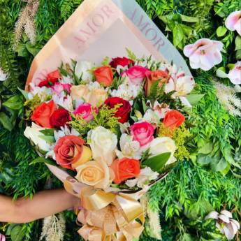 Comprar o produto de Rosas Coloridas - Alegria e Diversidade em Cada Arranjo - Ourinhos/SP em Cestas Personalizadas em Ourinhos, SP por Solutudo