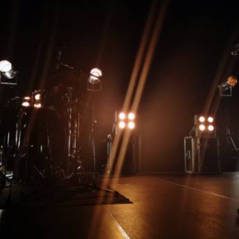 Comprar o produto de Luz Cênica: Atmosfera Imersiva em São Manuel com DJ Juninho em Som - Iluminação em São Manuel, SP por Solutudo