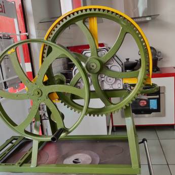 Comprar o produto de Engenho para Cana Manual com Suporte para Motor – Eficiência e Versatilidade em Campo Grande, MS em Caldo de Cana pela empresa Chama Dos Fogões em Campo Grande, MS por Solutudo