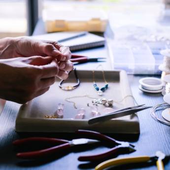 Comprar o produto de Consertos de Joias em Geral – Restauração com Qualidade e Cuidado em Avaré em Joias e Bijouterias pela empresa Ouro de Ofir Atelier da Jóia em Avaré, SP por Solutudo