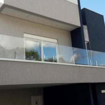 Comprar o produto de Sacada com Suporte Torre Cromada - Modernidade e Durabilidade - Curitiba, PR em Vidraçaria em Curitiba, PR por Solutudo