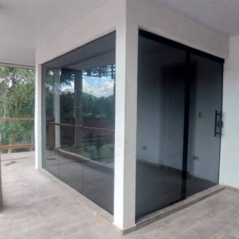 Comprar o produto de Fechamento de Escritório em Vidro Fume Temperado - Privacidade e Estilo - Curitiba, PR em Vidraçaria em Curitiba, PR por Solutudo