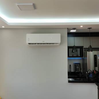 Comprar o produto de Instalação Split Hi Wall – Conforto e Eficiência para Seu Ambiente em Belo Horizonte/MG em Refrigeração - Assistência Técnica pela empresa ACM Ar Condicionado e Refrigeração em Belo Horizonte, MG por Solutudo