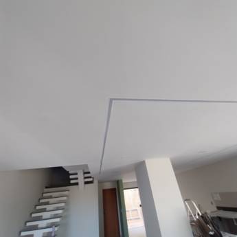 Comprar o produto de  Reparo Feito ao Lado dos LEDs no Teto - Acabamento Impecável em Guarapari/ES em Pintores em Guarapari, ES por Solutudo