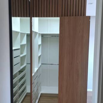 Comprar o produto de Closet para Apartamento - Parte Interna em MDF Branco TX e Parte Externa em MDF Carvalho Hanover com Painel Ripado em Móveis Planejados - Marcenarias em Osasco, SP por Solutudo