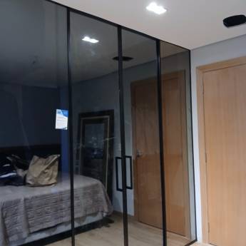 Comprar o produto de Porta em Vidro Fumê Max - Lançamento da Guardian - Instalação realizada no Bairro Seminário em Curitiba em Vidraçaria em Curitiba, PR por Solutudo
