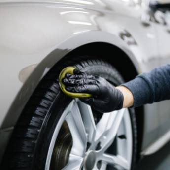 Comprar o produto de Pretinho nos Pneus em Lava - Rápido - Estética Automotiva em Botucatu, SP por Solutudo