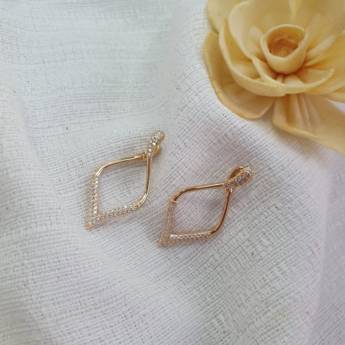 Comprar o produto de Brinco Navete Vazado com Detalhes em Zircônia – Sofisticação e Elegância em São Manuel em Semijoias em São Manuel, SP por Solutudo